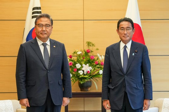 2022.07.19 일본 총리관저에서 박진 외교부 장관(왼쪽)과 기시다 후미오 일본 총리 | 외교부 제공