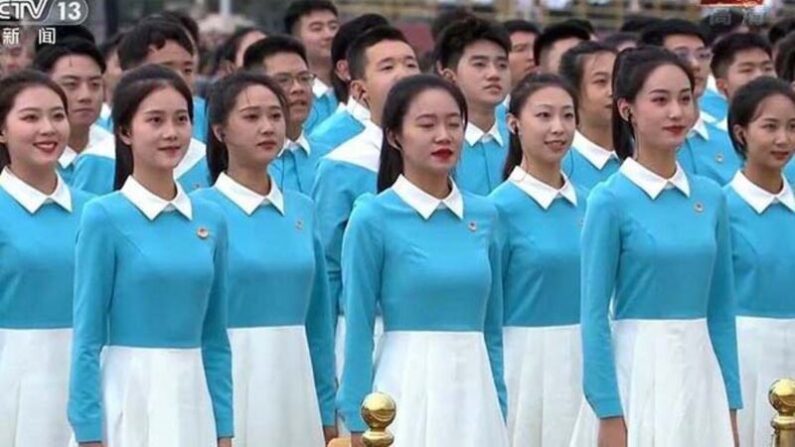 2021년 7월 1일 중국 공산당 창당 100주년 기념식에서 충성 맹세를 하는 대학생들. | NTD.