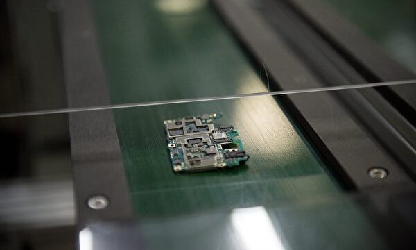 중국 광둥성 둥관의 한 스마트폰 제조업체 공장의 반도체 제조 장면. | NICOLAS ASFOURI/AFP via Getty Images/연합뉴스