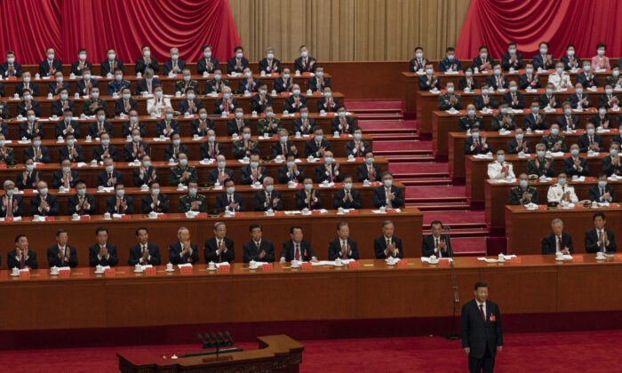 시진핑(習近平) 중국 국가주석이 2022년 10월 16일 베이징 인민대회당에서 열린 제20차 전국대표대회 개막식에서 연설하기 직전 중국 공산당 고위 인사들의 박수를 받고 있다. | Kevin Frayer/Getty Images