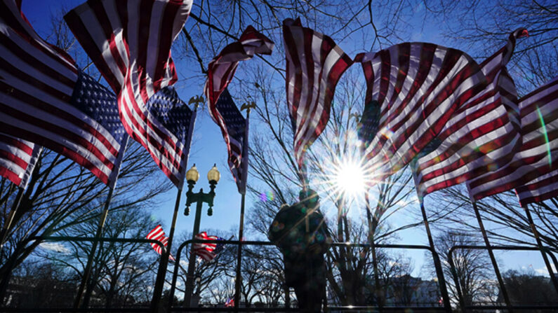 미국 워싱턴 D.C.에서 열린 조 바이든 대통령 취임식을 준비하기 위해 직원이 백악관 앞에 깃발을 설치하고 있다. 2021.1.19  |AP=연합뉴스