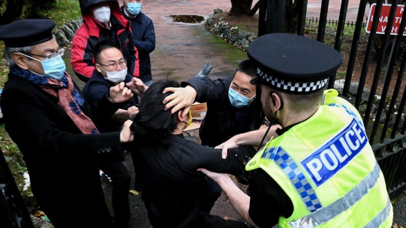 주 맨체스터 중국 총영사관 직원들이 반 시진핑 시위를 벌인 홍콩인을 영사관 경내로 끌고 가고 있다. | 로이터/연합뉴스.