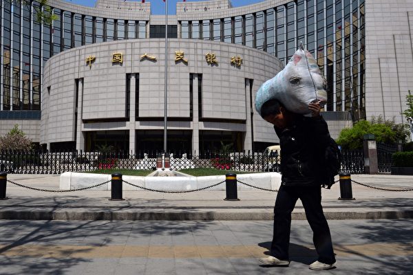 중국 베이징에 있는 중국의 중앙은행인 인민은행 건물 앞을 짐을 든 인부가 지나고 있다. 2013.5.1 | MARK RALSTON/AFP/연합뉴스