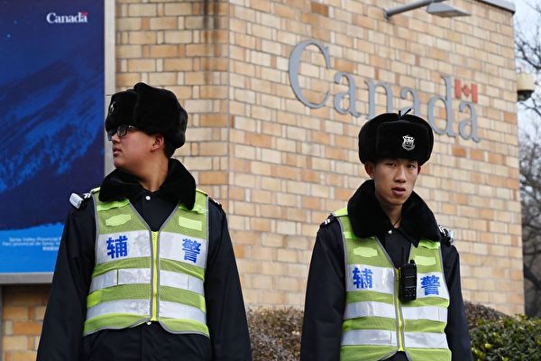 중국 베이징의 캐나다 대사관 밖에서 경비를 서는 경찰관들. 자료사진. 2019.1.17 | GREG BAKER/AFP/Getty Images/ 연합뉴스