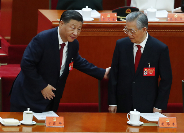 중국 베이징 인민대회당에서 열린 제20차 중국 공산당 전국대표대회 개막식에서 시진핑 국가주석(왼쪽)과 후진타오 전 주석(오른쪽) | EPA = 연합뉴스