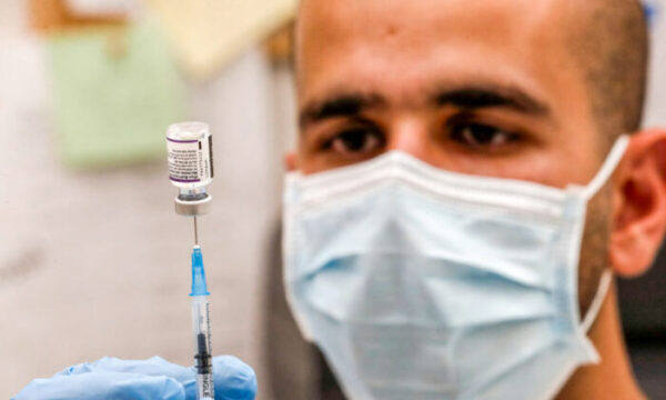 이스라엘 의료진이 화이자 백신 접종을 준비하고 있다. | AHMAD GHARABLI/AFP via Getty Images/연합뉴스