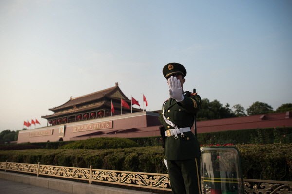 기사와 직접 관련 없는 자료 사진. 중국 베이징 텐안먼 광장을 지키고 있는 중국 공안. 2022.10.22. | 베이징=AFP/연합뉴스