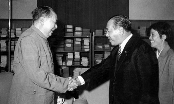 마오쩌둥이 중난하이에서 다나카 가쿠에이(田中角榮) 전 총리를 접견하고 있다. | 인터넷 이미지