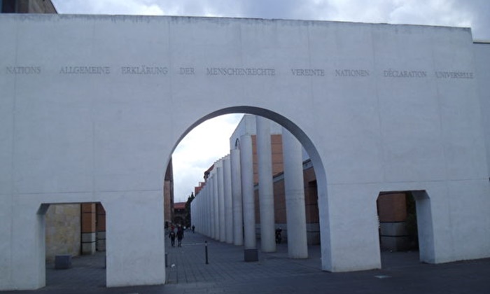 뉘른베르크에서 유명한 ‘인권의 길(the Way of Human Rights)’에 세워진 8m 높이의 흰색 돌기둥 27개에 ‘세계인권선언’ 내용이 새겨져 있다. | 개인제공, 2020년 10월 11일 촬영
