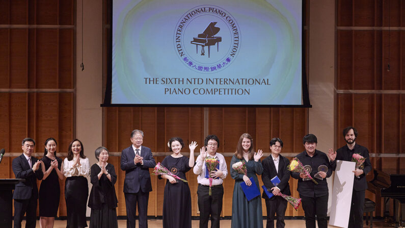 제6회 NTD 국제 피아노 콩쿠르 수상자들이 시상식 후 객석을 향해 인사하고 있다. | 에포크타임스