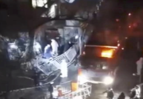 신장 우루무치 화재 다음 날 웨이보에 공개된 영상. 소방차 주위로 아파트 봉쇄에 사용된 것으로 보이는 철제 울타리가 놓여져 있다. | 웨이보 캡처