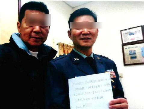 중국 침공 시 항복하겠다고 서약서를 작성한 대만 육군 고위급 장교. 대만 자유시보 캡처