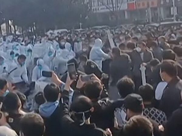 22.11.23 중국 허난성 정저우시 폭스콘 공장에서 노동자들이 열악한 근무 환경 등에 항의하며 보안요원, 중국 공안 등과 대치하며 시위를 벌이고 있다 | AFP=연합뉴스