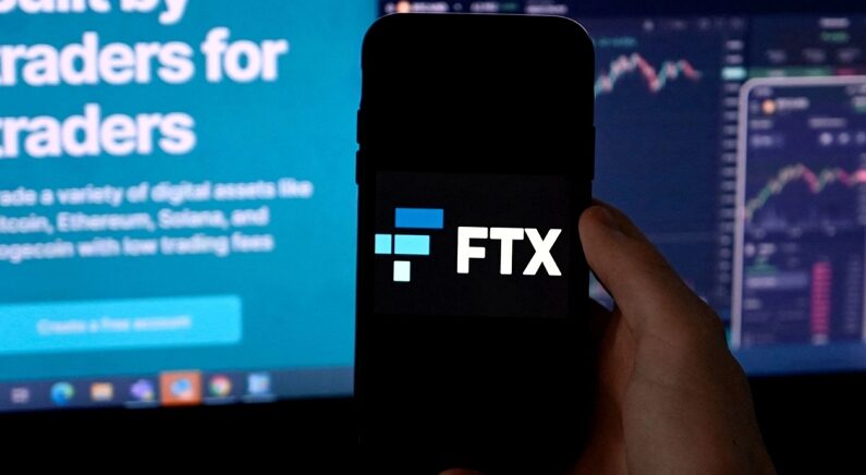 스마트폰 화면에 FTX 로고가 보인다. | 연합뉴스