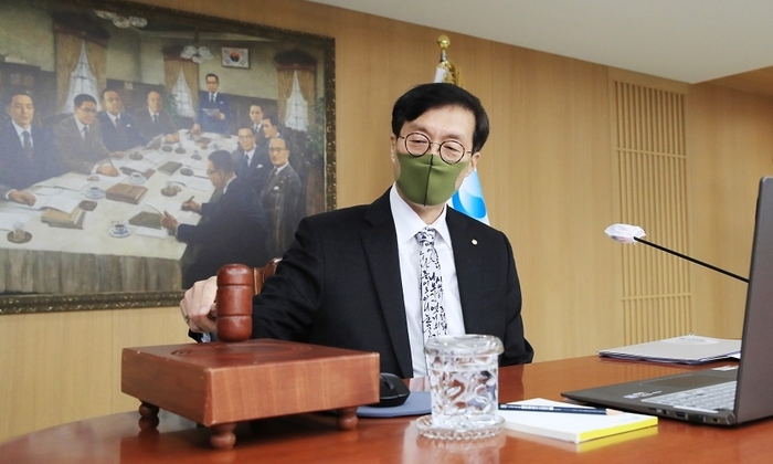 이창용 한국은행 총재가 기준금리 인상을 논의한 뒤 의사봉을 두드리고 있다. | 한국은행 제공