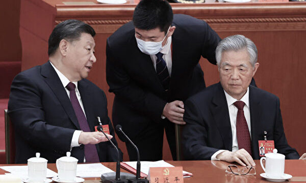시진핑 중국 공산당 총서기가 중국 베이징 인민대회당에서 열린 제20차 전국대표대회 도중 장내 진행 요원에게 뭔가를 지시하고 있다. 곧이어 옆좌석에 앉아 있던 후진타오 전 총서기는 회의 도중 진행요원의 안내에 따라 퇴장했다. 2022. 10. 22 | Lintao Zhang/Getty Images