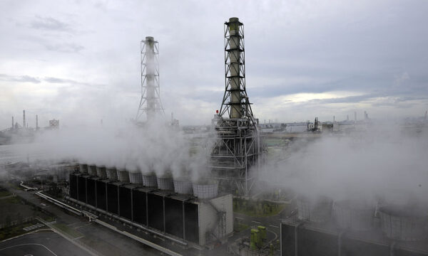 자료사진: 액화천연가스(LNG)를 이용하는 화력발전소. | TOSHIFUMI KITAMURA/AFP via Getty Images/연합뉴스