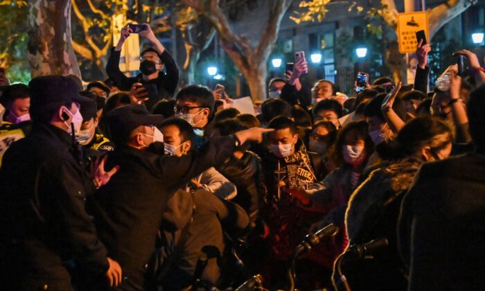 중국 신장위구르자치구 우루무치에서 아파트 화재로 10명이 숨진 가운데, 상하이에서 제로 코로나 정책에 반대하는 시위대가 경찰과 몸싸움을 벌이고 있다. |HECTOR RETAMAL/AFP via Getty Images/연합뉴스 