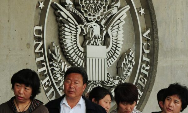 베이징의 미국 대사관 앞에서 중국인들이 비자발급 신청을 위해 줄을 서서 기다리고 있다. 2012.5.2 | Mark Ralston/AFP/Getty Images/연합뉴스