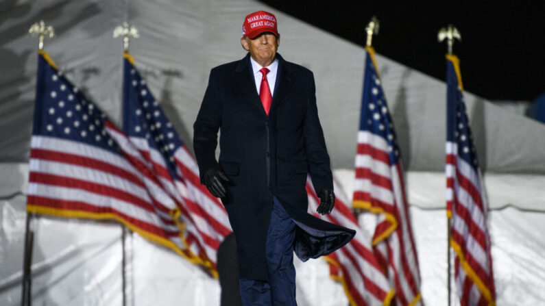 도널드 트럼프 전 미국 대통령이 중간선거를 앞두고 아이오와 공화당 후보의 지원 유세를 공항에 도착하고 있다. 2022.11.3 | Stephen Maturen/Getty Images