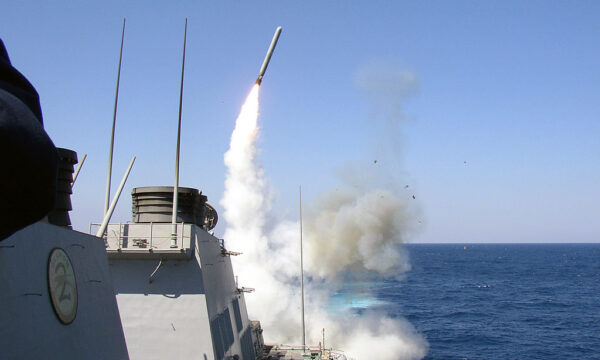 일본이 미국의 토마호크 미사일 구매 협상 막바지에 이른 것으로 알려졌다. 사진은 미군 함정에서 토마호크를 발사하는 모습. | Christopher Senenk/U.S. Navy/Getty Images
