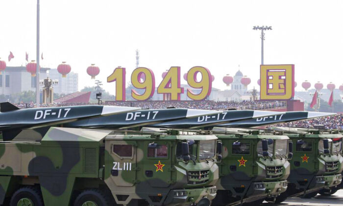 2019년 10월1일 베이징에서 열린 중국 건국 70주년 국경절 열병식에서 극초음속 미사일 ‘둥펑(東風)-17’(DF-41)이 톈안먼 광장을 지나고 있는 모습. | 로이터/연합뉴스
