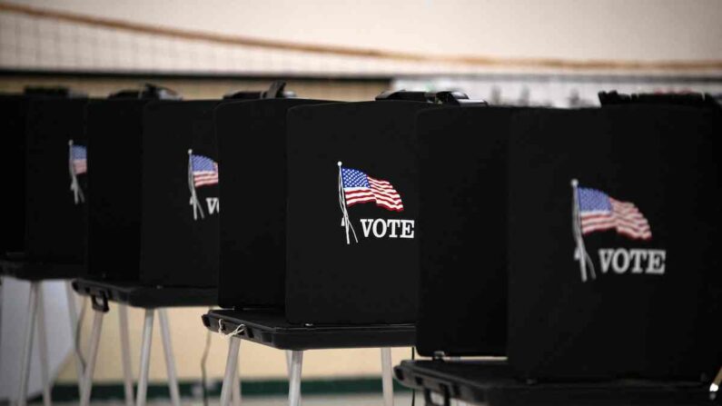 미국 텍사스주 이글패스의 한 초등학교에 마련된 투표소. 2022.11.8 | Mark Felix/AFP/연합뉴스