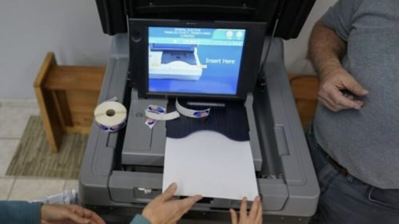투표 기계에 투표용지를 넣는 펜실베이니아 유권자 | AP/연합뉴스