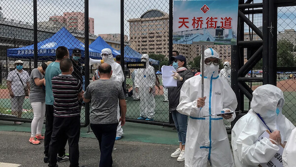 베이징 방역당국이 주민들을 대상으로 코로나19 검사를 실시하고 있다. 2020.6.15 | EPA/연합뉴스