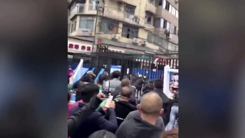 중국 후베이성 우한에서 시민들이 코로나19 봉쇄에 항의하고 있다. 2022.11.27 | 로이터 영상 캡처