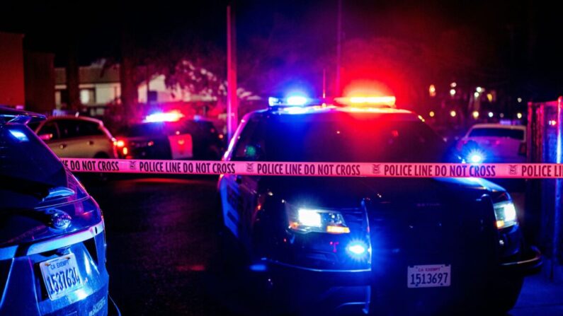 2022년 2월 28일 캘리포니아 새크라멘토에서 범죄 현장을 차단하고 있는 경찰 테이프. | Andri Tambunan/AFP via Getty Images