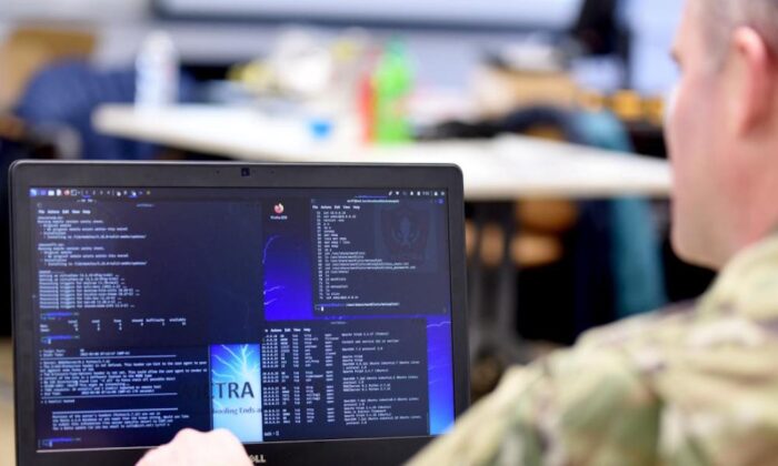미국 공군 사이버 작전 대대의 한 장교가 미시간주 그레일링에 위치한 군사 훈련시설에서 사이버 모의전 훈련을 수행하고 있다. 2022.3.8 | 사진제공=미 공군