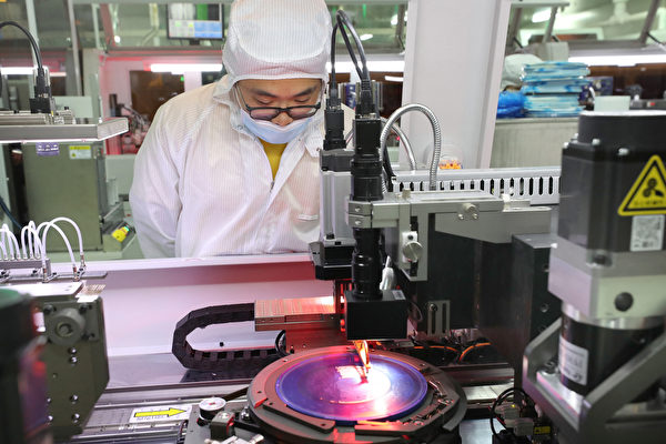 미국은 한국·일본·대만과 ‘칩4 동맹’을 결성해 반도체 분야에서 중국을 견제하고 있다. 사진은 2021년 3월 17일 장쑤성 난퉁시의 한 공장에서 반도체 칩을 생산하고 있다. | STR/AFP