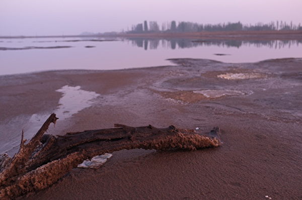 중국 네이멍구의 텅거리 사막. 오폐수 배출로 폐수 웅덩이가 생겼다. 웅덩이가 마른 뒤에는 대량의 화학물질 결정이 발견됐다. | 자오란젠 제공    