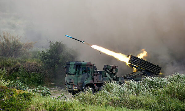 중국 공산당의 침공에 대비한 대만의 연례훈련인 한광훈련 도중 대만군이 미사일을 발사하고 있다. | I-Hwa Cheng/Bloomberg via Getty Images