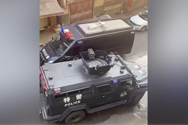 중국 허난성의 한 거리에 공안 장갑차가 순찰하고 있다. 2022.11 | 웨이보 화면 캡처