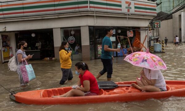 제22호 태풍 '날개'의 여파로 필리핀에서는 홍수와 산사태가 발생해 지난 31일 오전까지 80명이 숨지고 31명이 실종됐다. | 로이터/연합뉴스