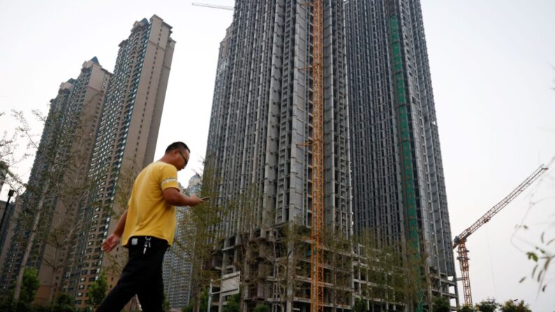 중국 대형 부동산 개발업체인 헝다그룹이 중국 뤄양에 건설 중인 아파트단지 앞을 한 남성이 걸어가고 있다. 2021.9.15 | 로이터/연합뉴스  