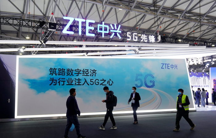 상하이의 한 전시장에 설치된 중싱통신(ZTE) 광고판 앞을 사람들이 지나고 있다. 2021.2.23 | 로이터/연합 