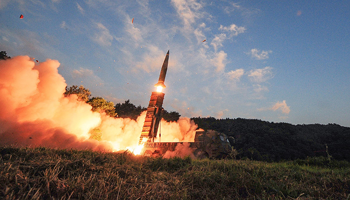 2017년 9월 4일, 국방부가 북한의 핵 실험에 대응하기 위한 훈련 중 현무-2 탄도 미사일을 발사하는 장면. (기사 내용과 관계없는 사진) | 국방부  
