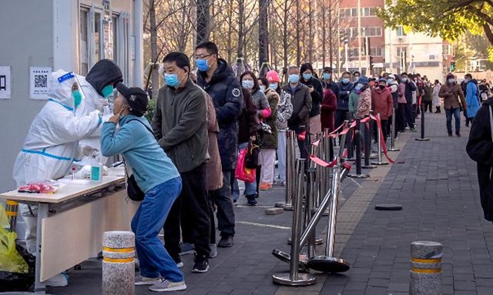 지난 11월 15일 중국 베이징의 한 선별진료소에서 시민들이 코로나19 유전자증폭(PCR) 검사를 받기 위해 줄을 서 있다. | AP·연합뉴스