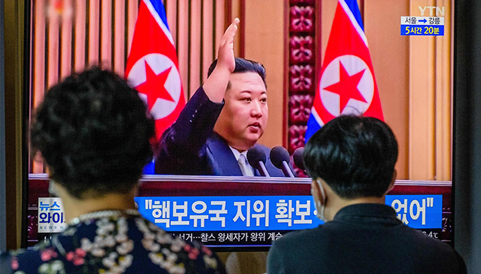 북한은 지난 9월 핵을 결코 포기하지 않겠다며 핵무력 정책을 법제화 했다. 서울역에 설치된 TV를 통해 이 소식이 송출되고 있다.  | ANTHONY WALLACE/AFP via Getty Images