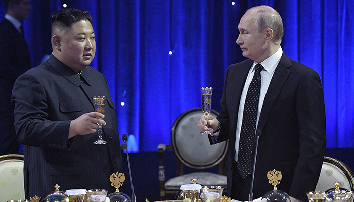 2019년 4월 25일 블라디미르 푸틴 러시아 대통령과 김정은 북한 국무위원장이  극동연방대학 캠퍼스에서 회담 후 만찬에 참석하고 있다. (기사 내용과 무관한 사진) | ALEXEY NIKOLSKY/SPUTNIK/AFP via Getty Images=연합뉴스