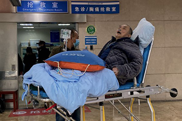 중국 충칭의 충칭의대 제1부속병원 응급실에 고령의 코로나19 환자가 이송되고 있다. | NOEL CELIS/AFP via Getty Images/연합뉴스