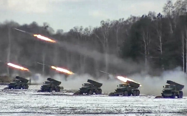 22.02.04(현지시간) 벨라루스에서 러시아 군이 벨라루스 군과 합동훈련에서 다연장로켓포(MLRS)를 발사하고 있다 | AP=연합