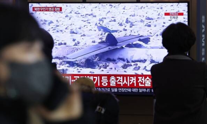 12월 26일 서울역 대합실에서 시민들이 북한 무인기 영공 침범과 관련된 뉴스를 시청하고 있다. | 연합뉴스