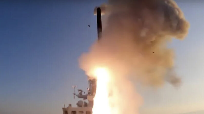 2022.10.11(현지시간) 러시아 국방부가 러시아군 함정에서 우크라이나 목표물을 향해 크루즈 미사일이 발사되는 모습을 공개했다 | AP=연합뉴스