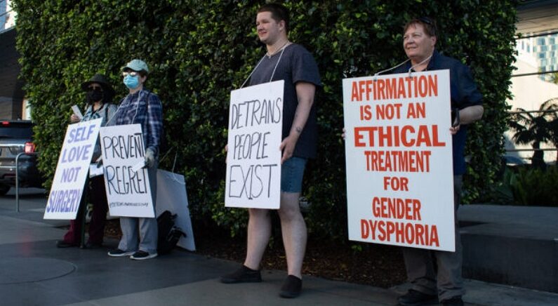 미국 캘리포니아주 로스엔젤노스에서 시민들이 성전환 수술에 반대하는 시위를 벌이고 있다. 2022.3.12 | 존 프레데릭스/에포크타임스
