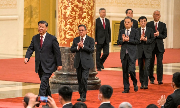 23일 중국 공산당 20기 중앙위원회 1차 전체회의에서 새로 선출된 정치국 상무위원 7명이 권력 서열 순서대로 입장하고 있다. | 연합뉴스