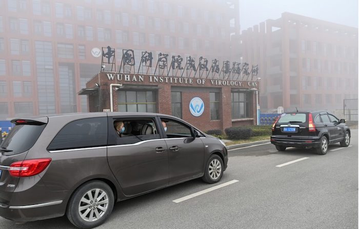 세계보건기구(WHO) 조사단이 탑승한 차량이 중국 후베이성 우한 바이러스 연구소에 도착하고 있다. 2021.2.3 | Hector Retamal/AFP via Getty Images/연합뉴스